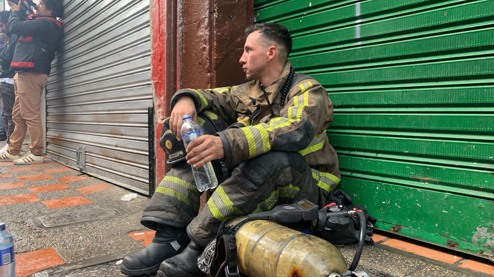 Bomberos controlando incendio en el Centro de Bogotá