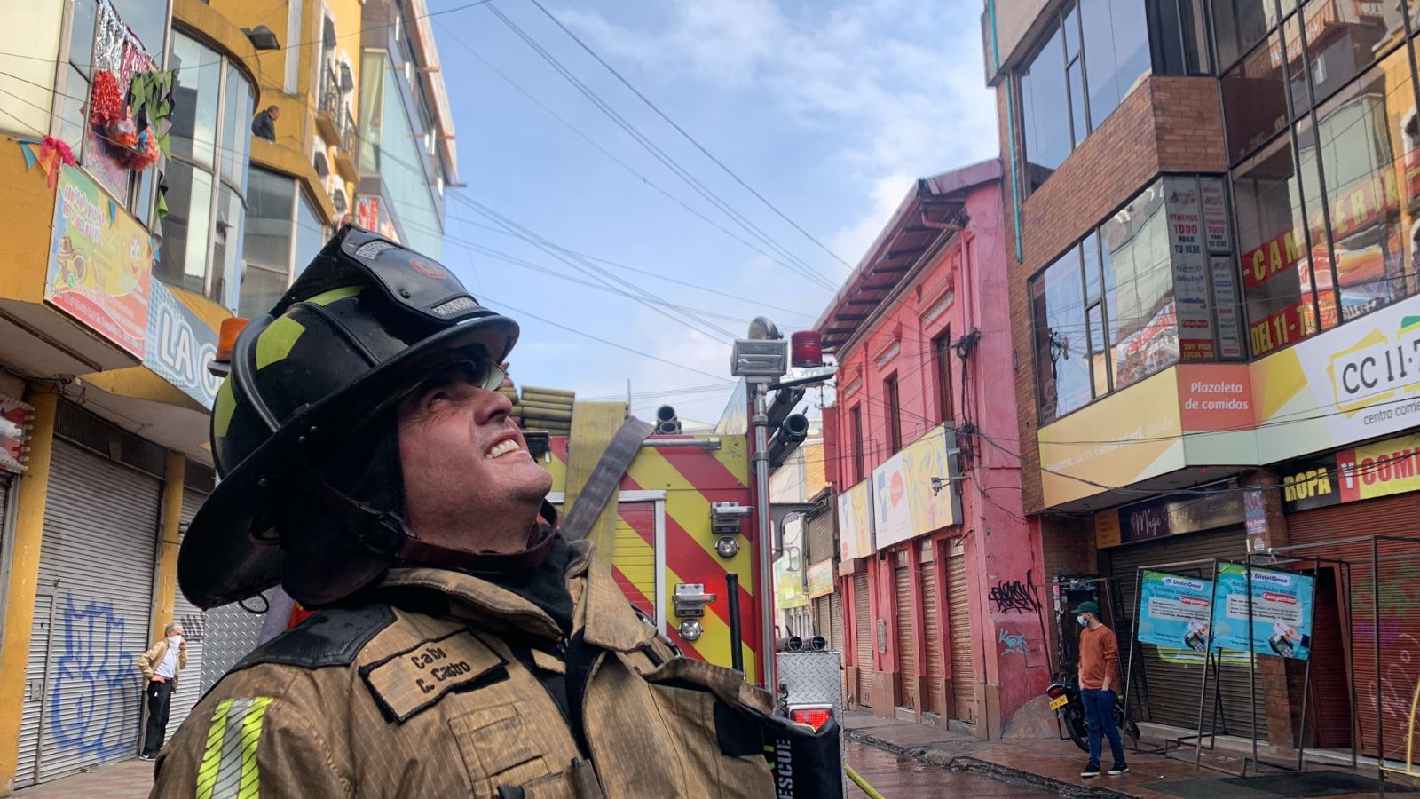 Bomberos se encuentran en la zona haciendo remoción de escombros.