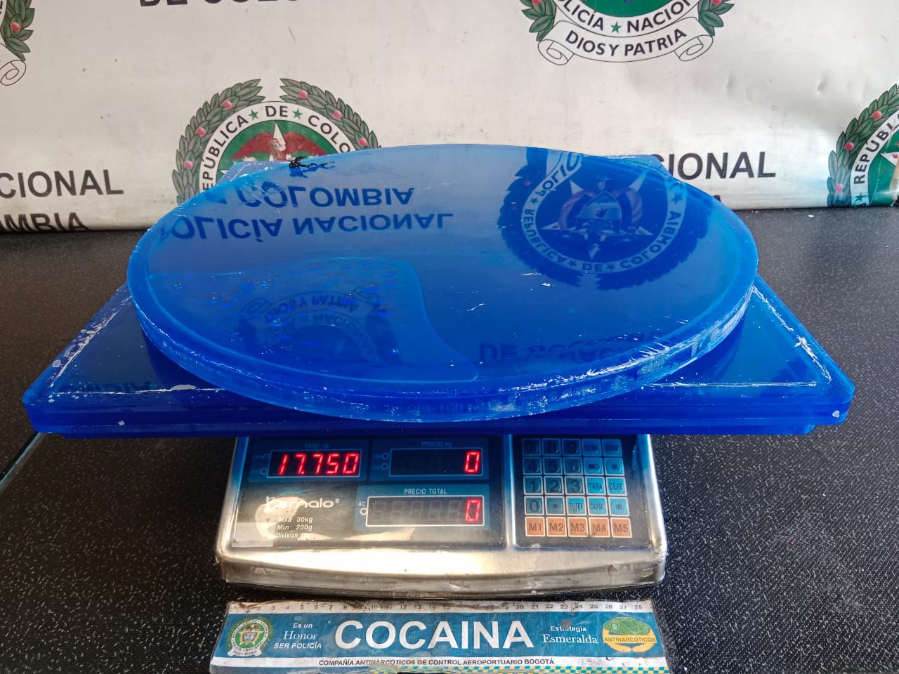 Incautan cocaína camuflada en libros infantiles y en vidrios decorativos de la Copa América en el Dorado