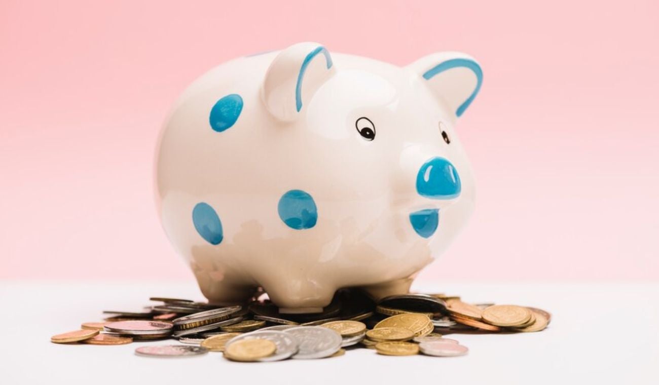 Alcancía de marrano con monedas