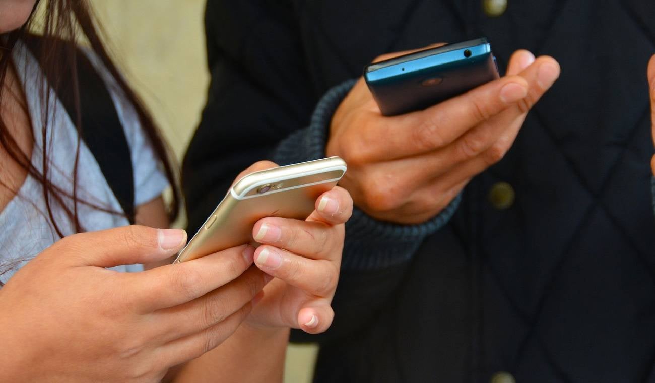personas usando celular