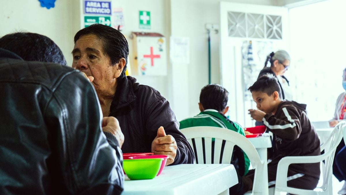 Niños y adultos mayores, comensales del Comedor Comunitario Pardo Rubio