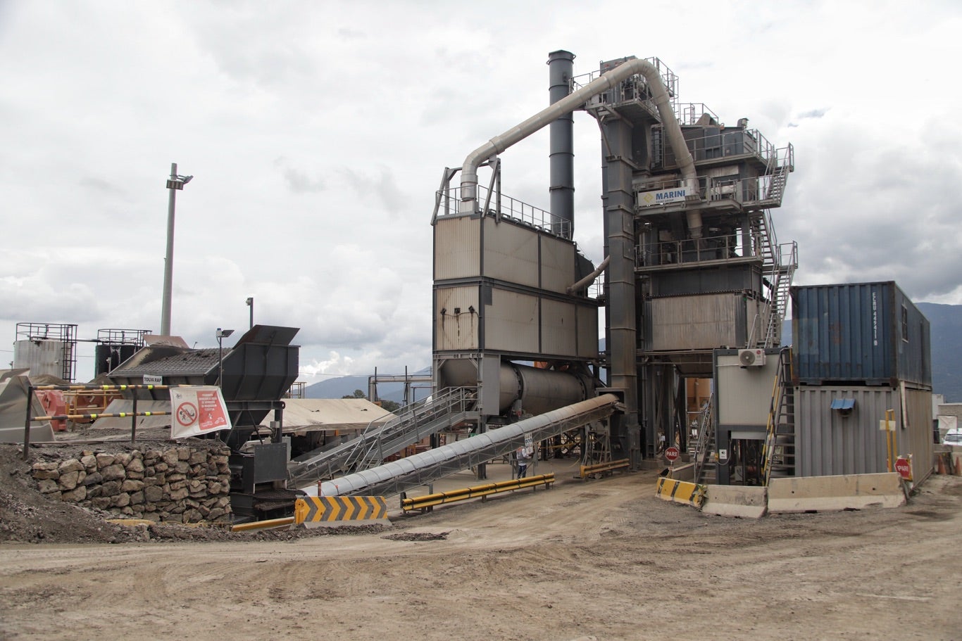 Planta de asfalto para la realización de la vía Bogotá - Girardot