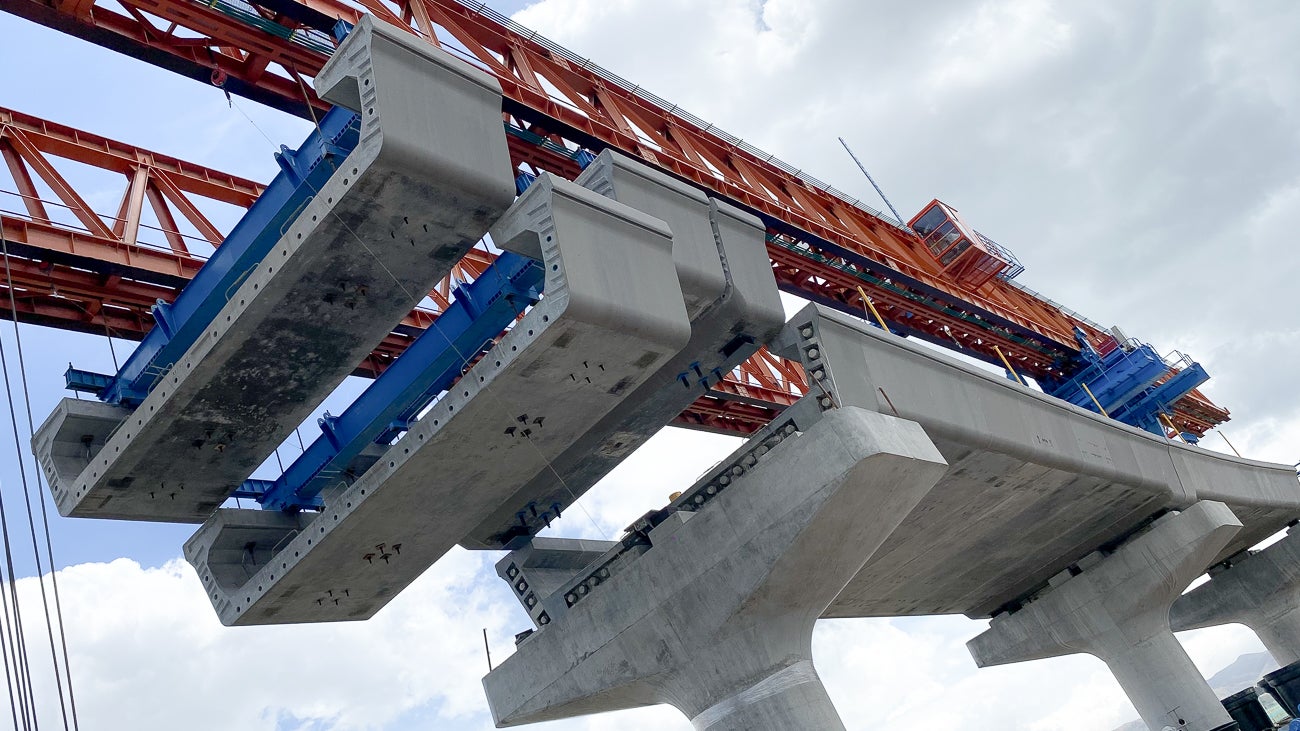 Proceso de construcción de la viga lanzadora en el viaducto