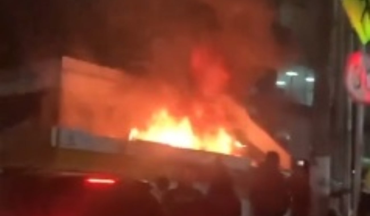 Incendio consume local comercial en Cedritos