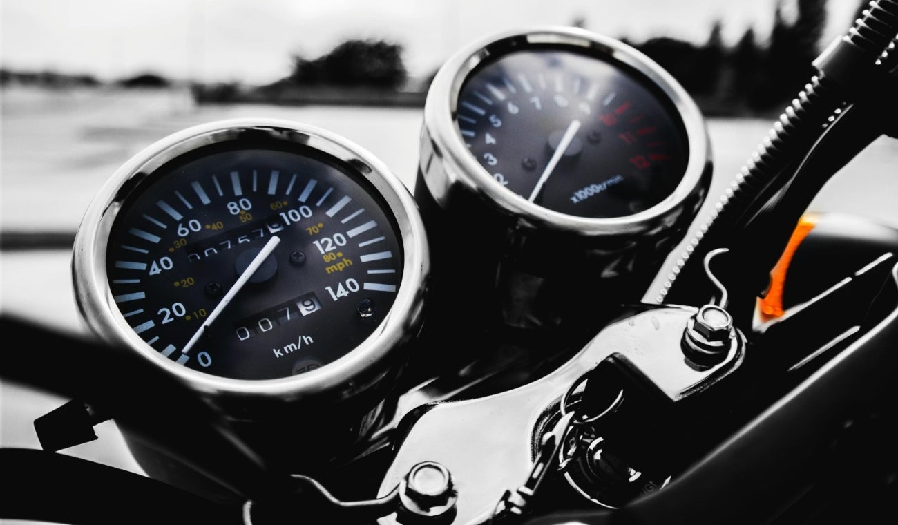 AKT baja el precio de su modelo NKD: Sin deudas para comprarla