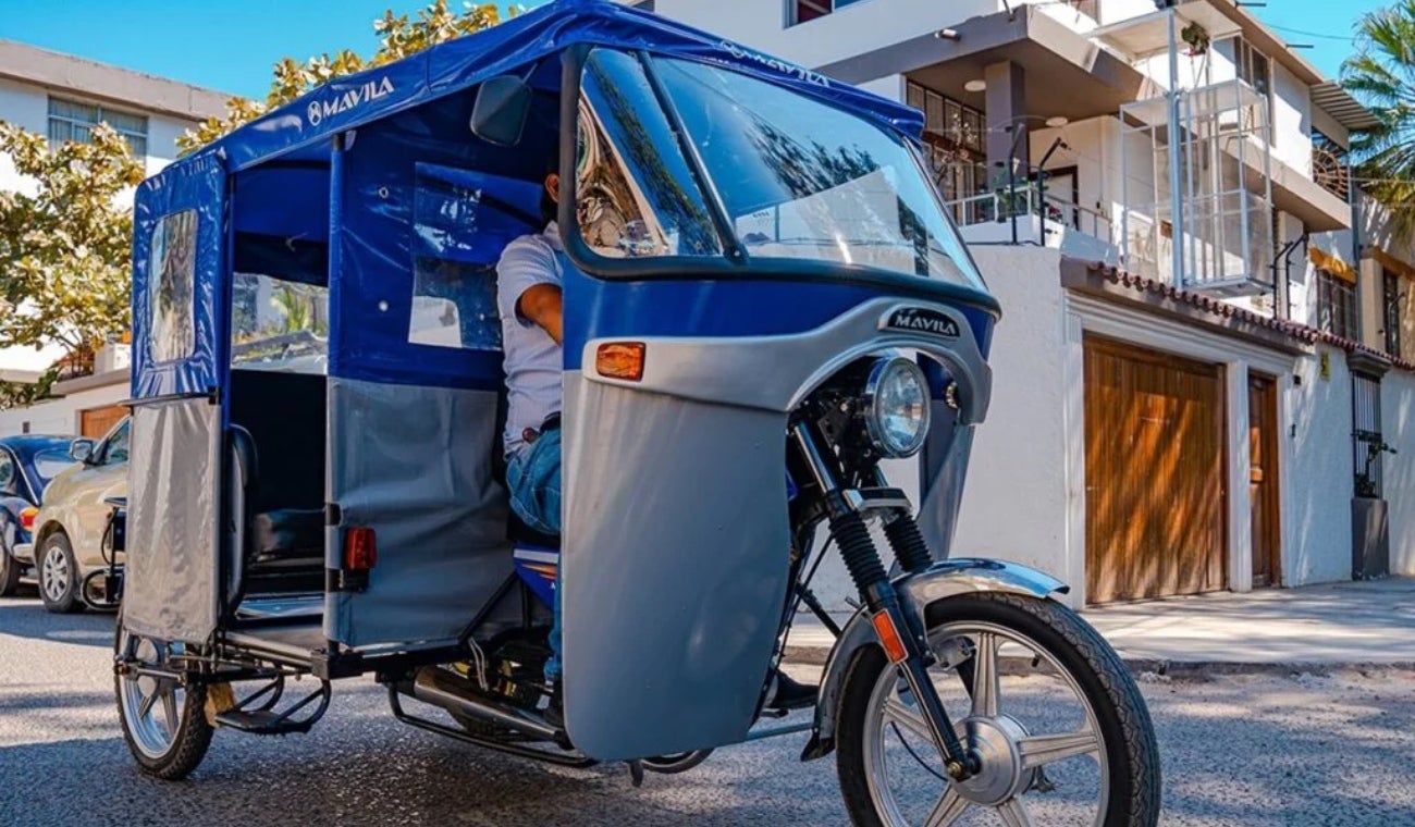 Elkin Díaz manejando mototaxi