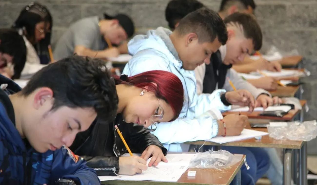 estudiantes haciendo Pruebas saber 11