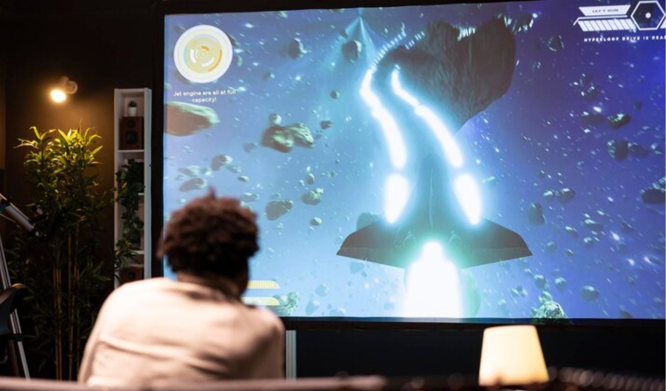 Hombre viendo televisión