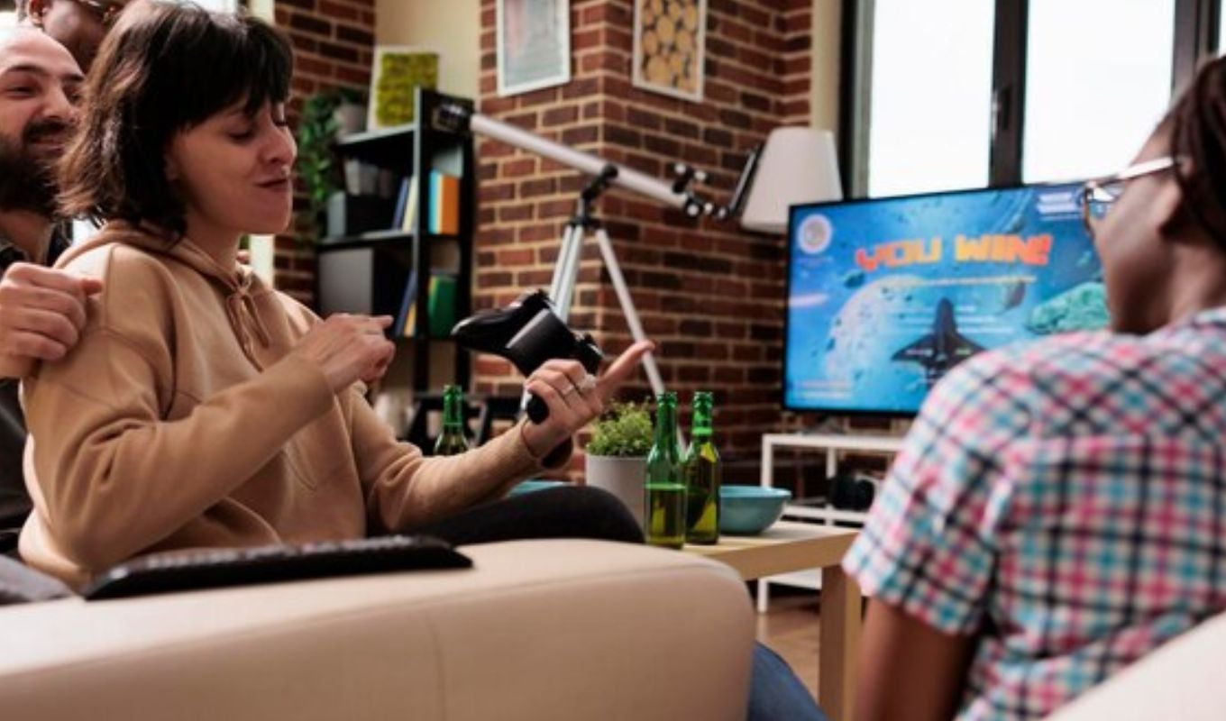 Personas viendo televisión