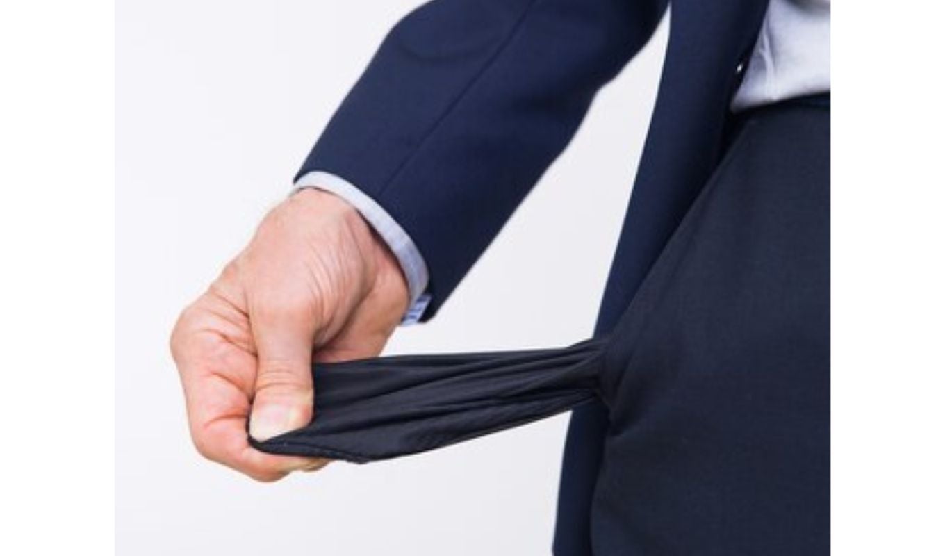 persona con bolsillos vacíos