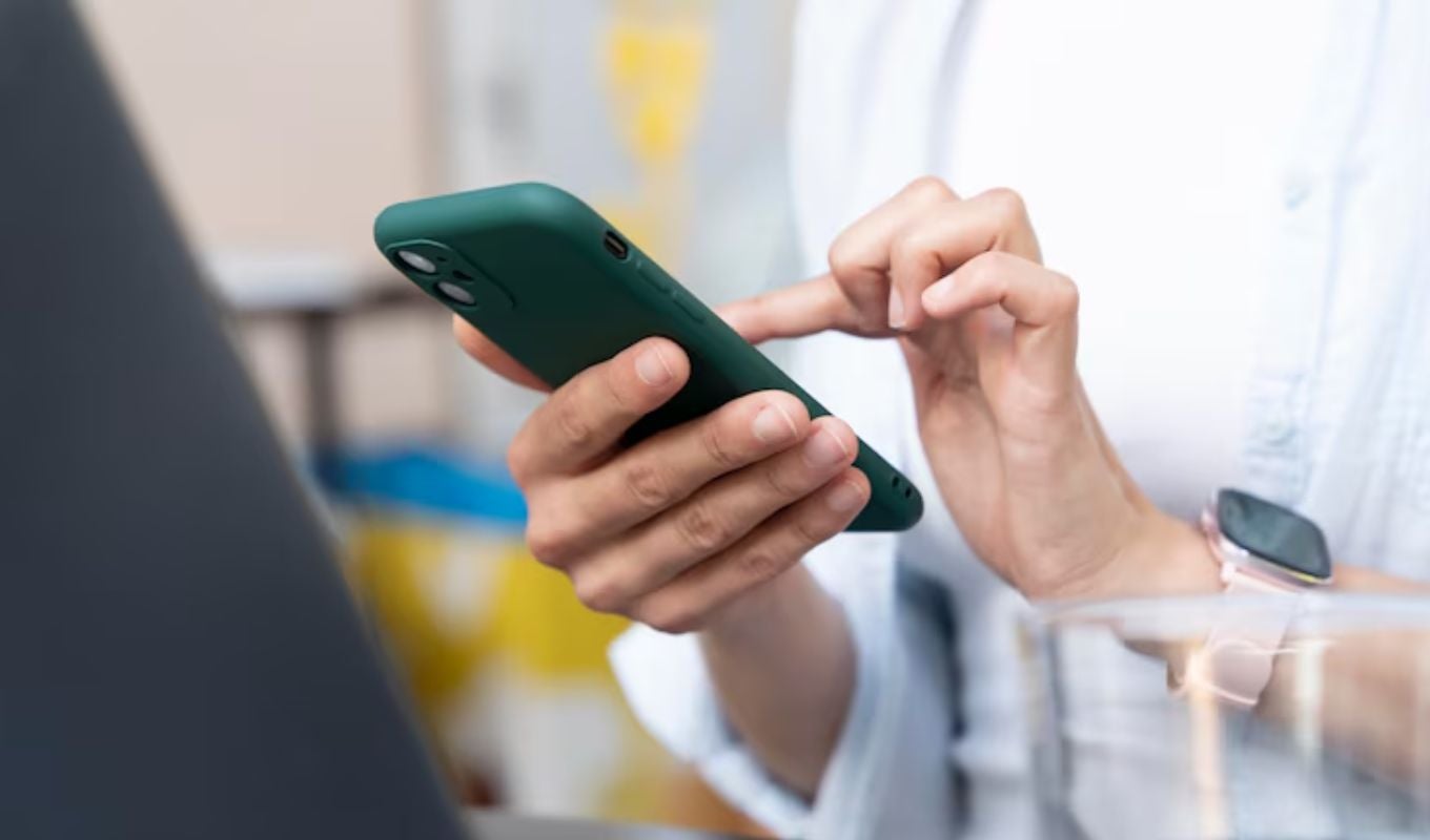 Persona usando celular