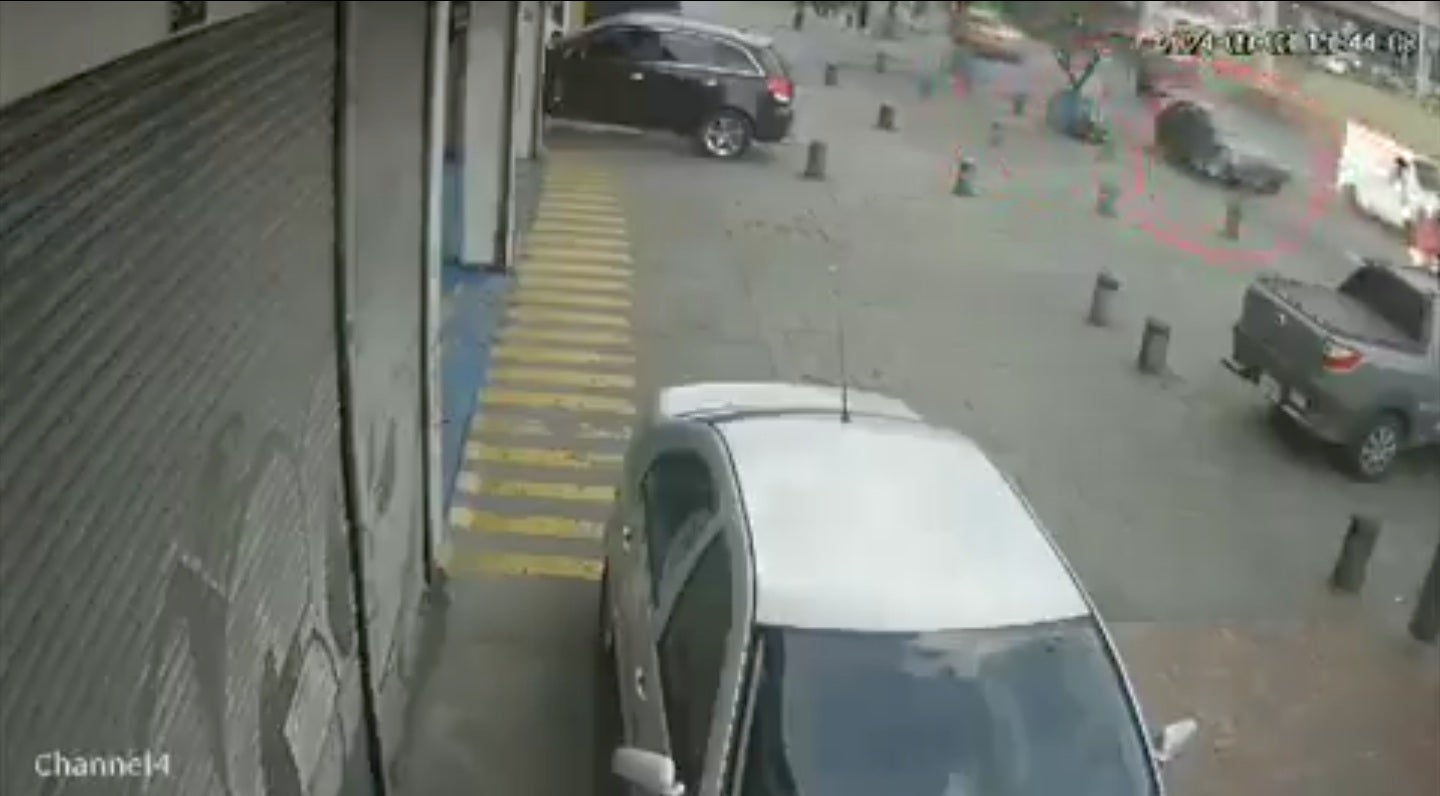 Mujer fue arrastrada por un ladrón en su vehículo