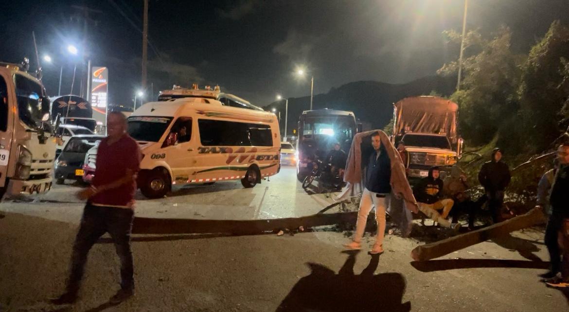 Bloqueos transportadores de carga vía al Llano