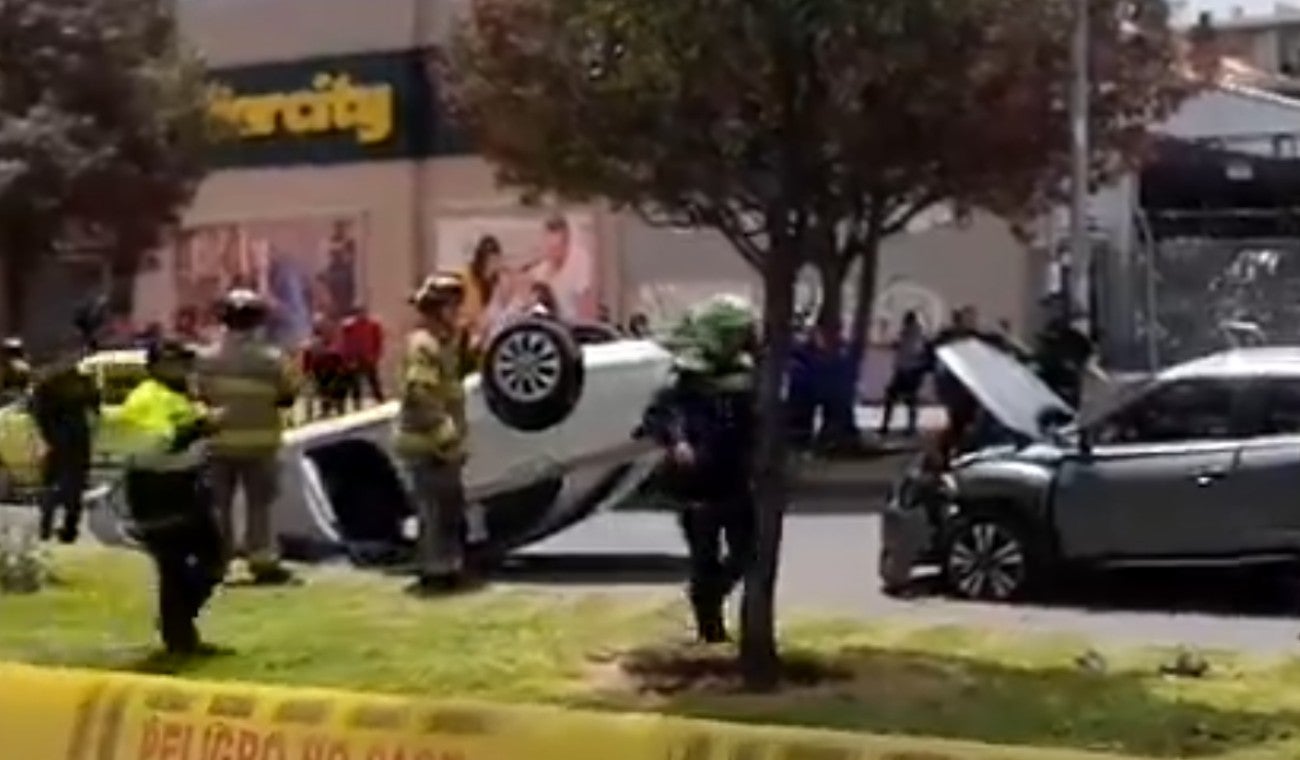 Tremendo accidente: carro terminó volcado y paralizó la movilidad en Bogotá