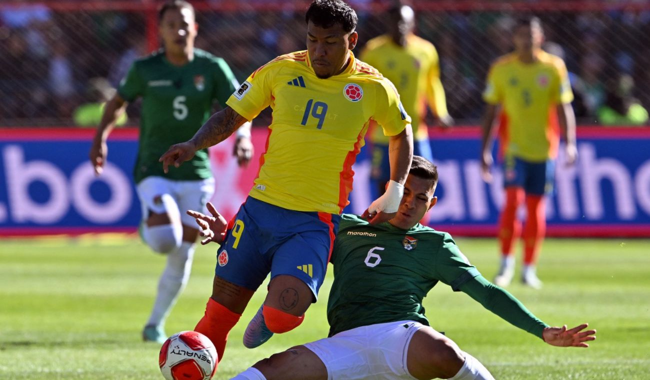 Roger Martínez sale del campo