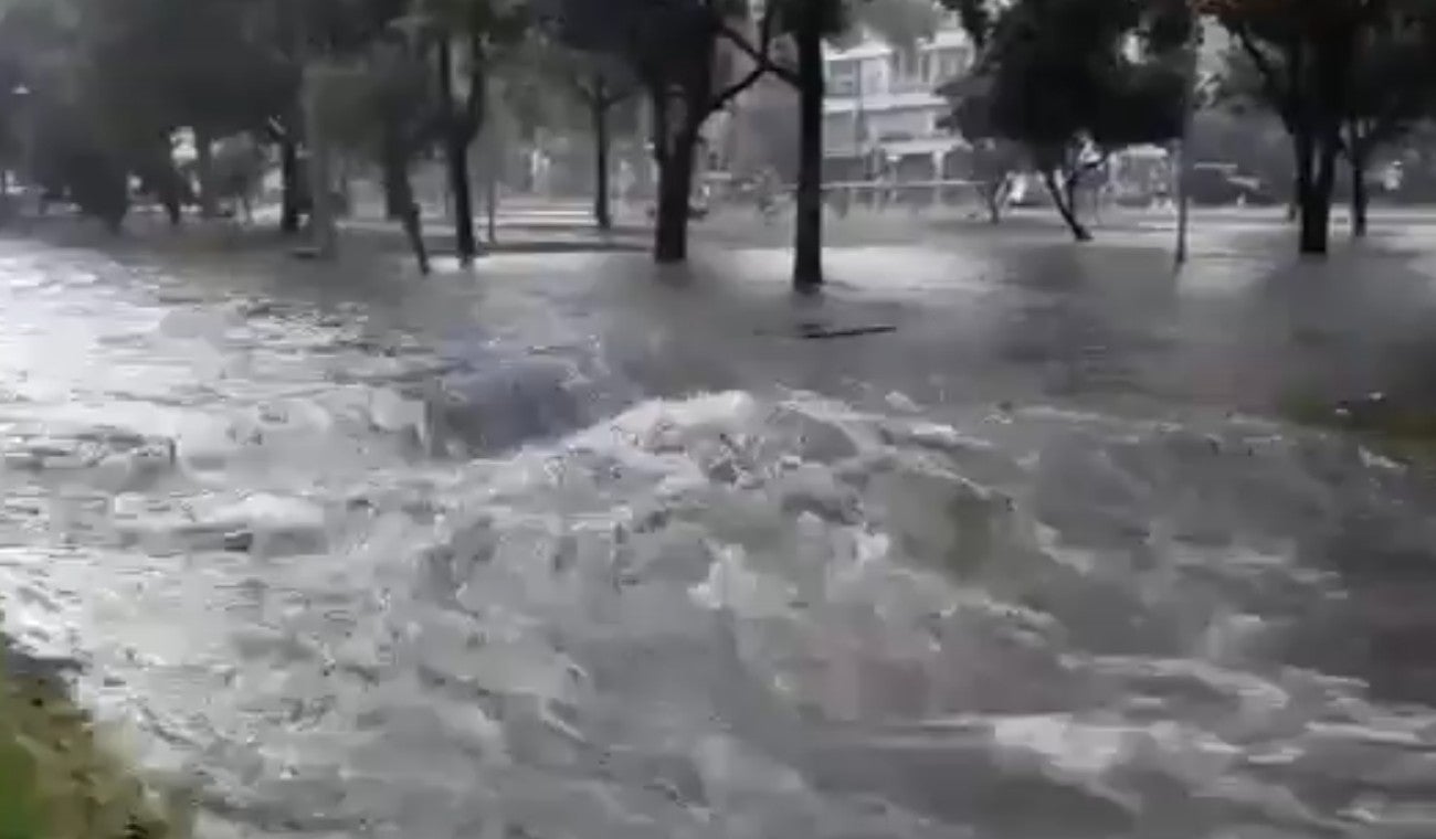 El río Arzobispo se desborda y deja inundada la carrera Séptima en Bogotá