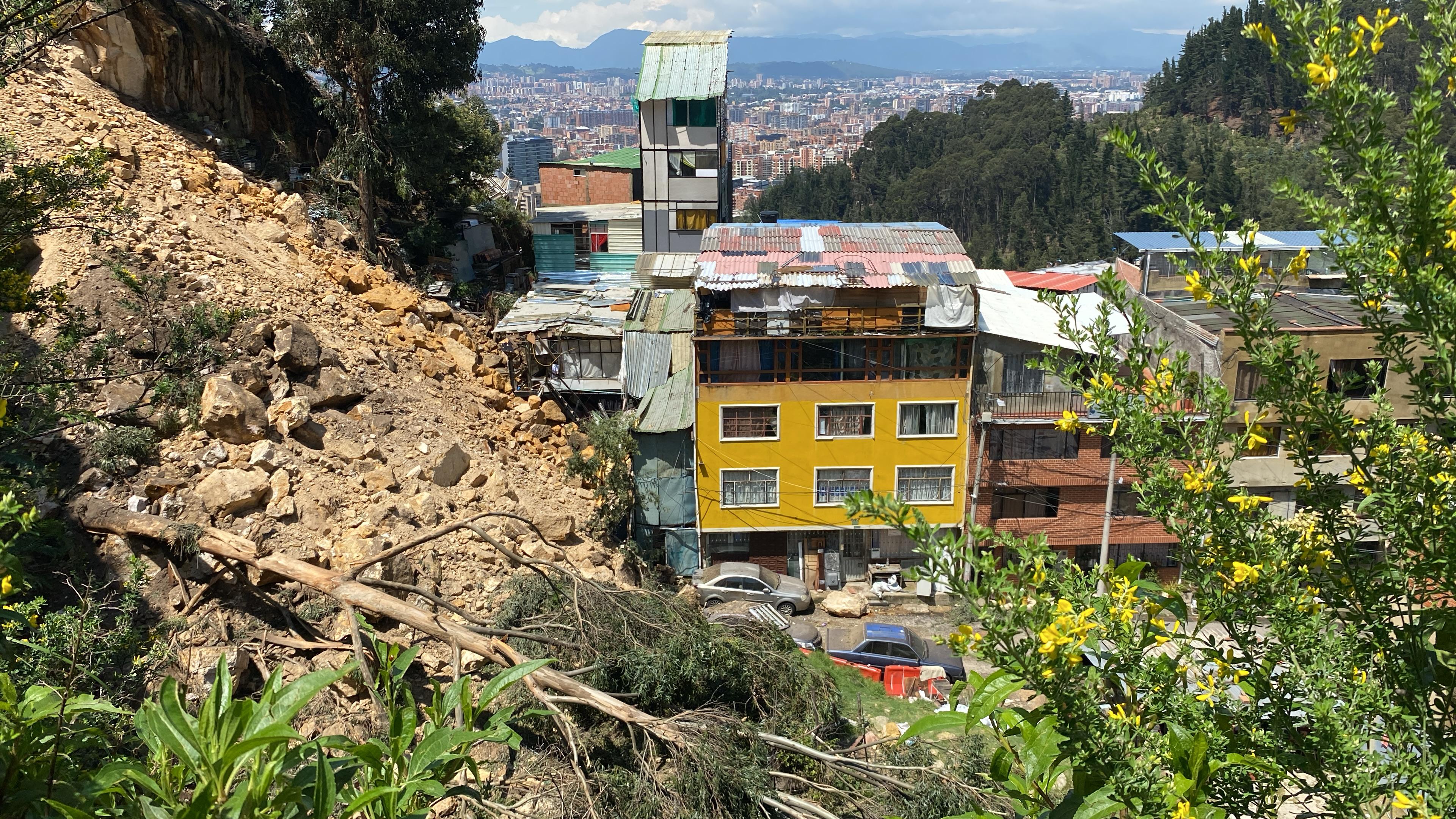 Derrumbe de montaña en la 127, norte de Bogotá
