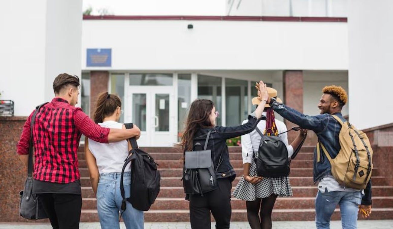 Estudiantes becados para cursar maestrías.