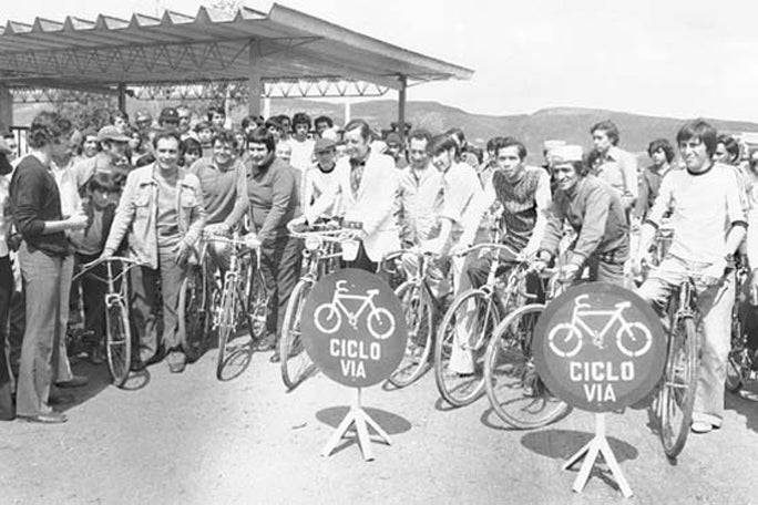 Alcalde de Bogotá en 1976 con la primera ciclovía creada en Bogotá.
