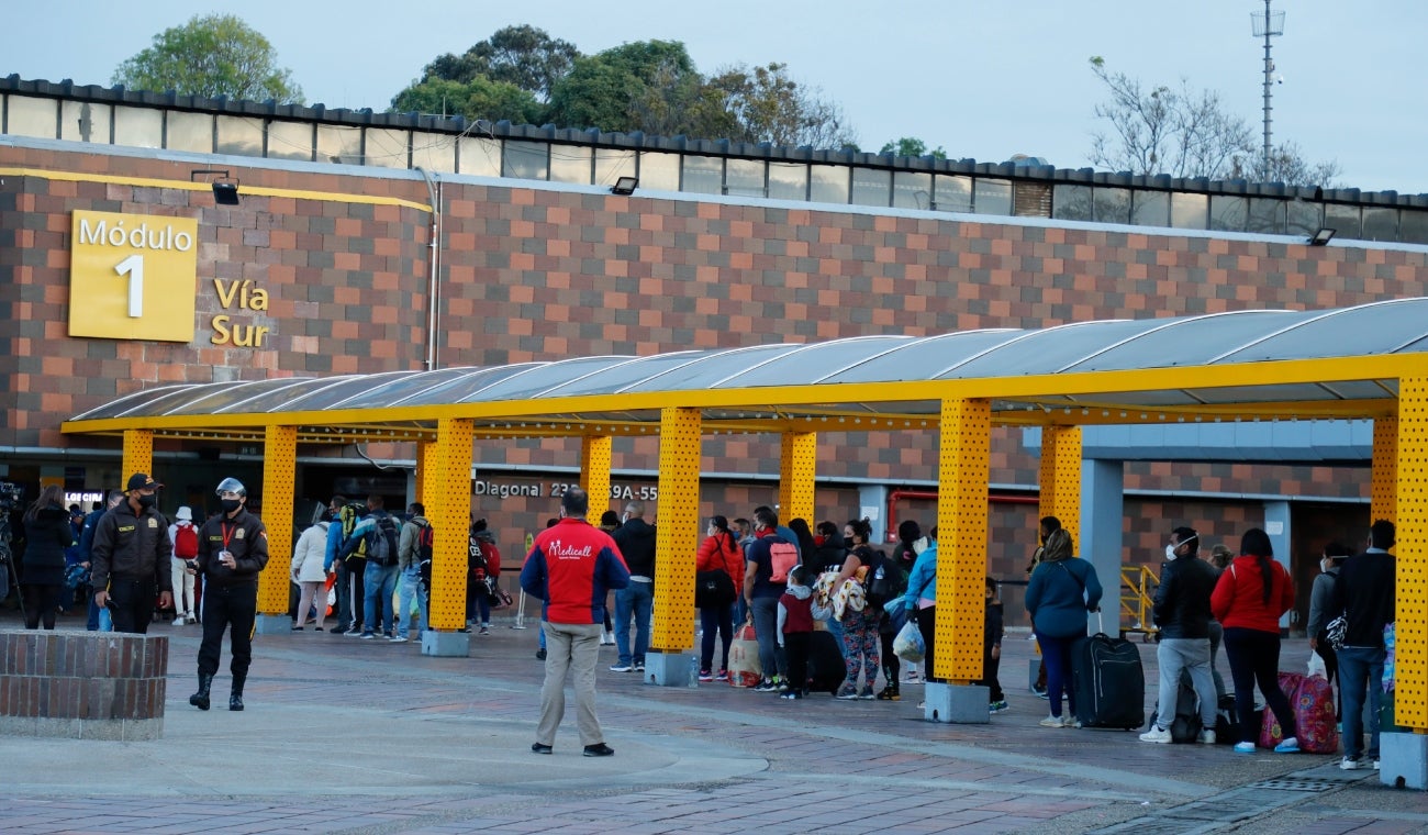 Terminal del Salitre en caos por taxistas.