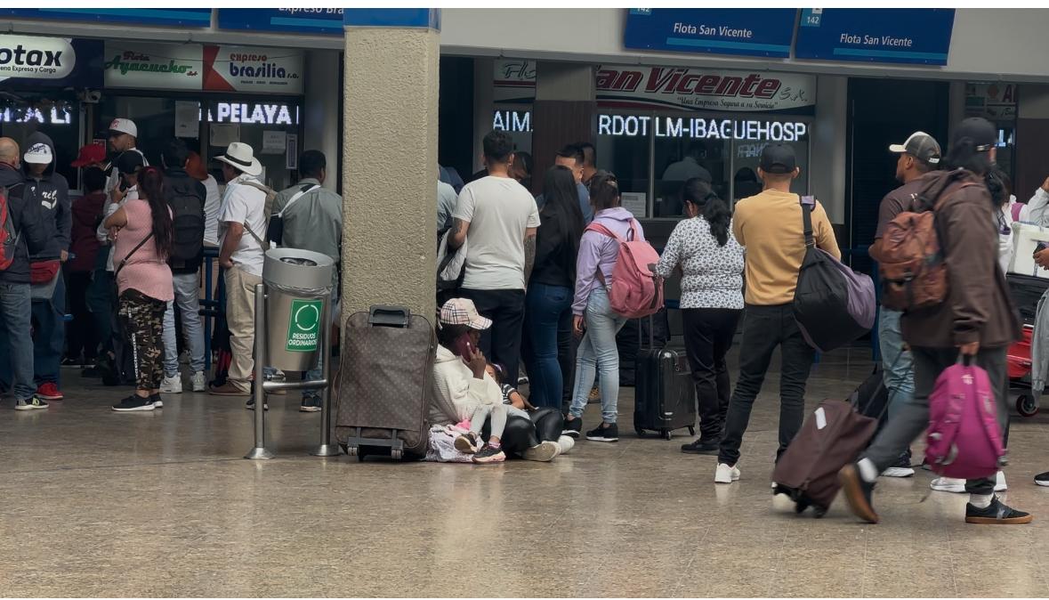 Viajeros denuncian sobrecostos en pasajes en la Terminal del Salitre previo a Año Nuevo