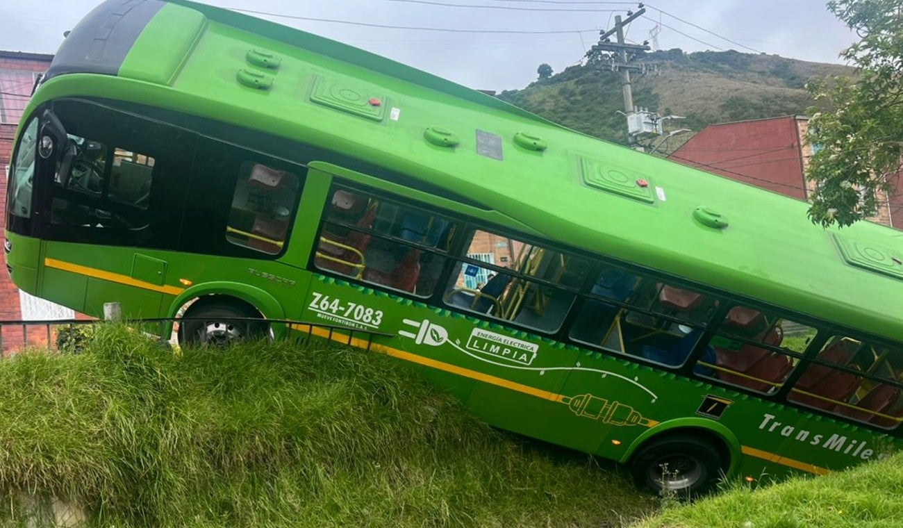 Bus de TransMilenio pierde el control y termina en un caño
