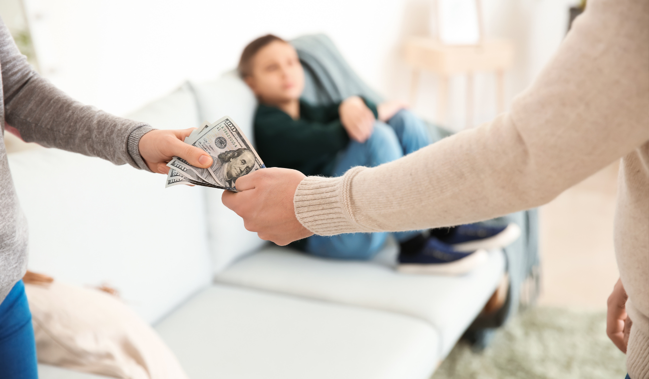 Revelan cuanta ropa deben dar padres