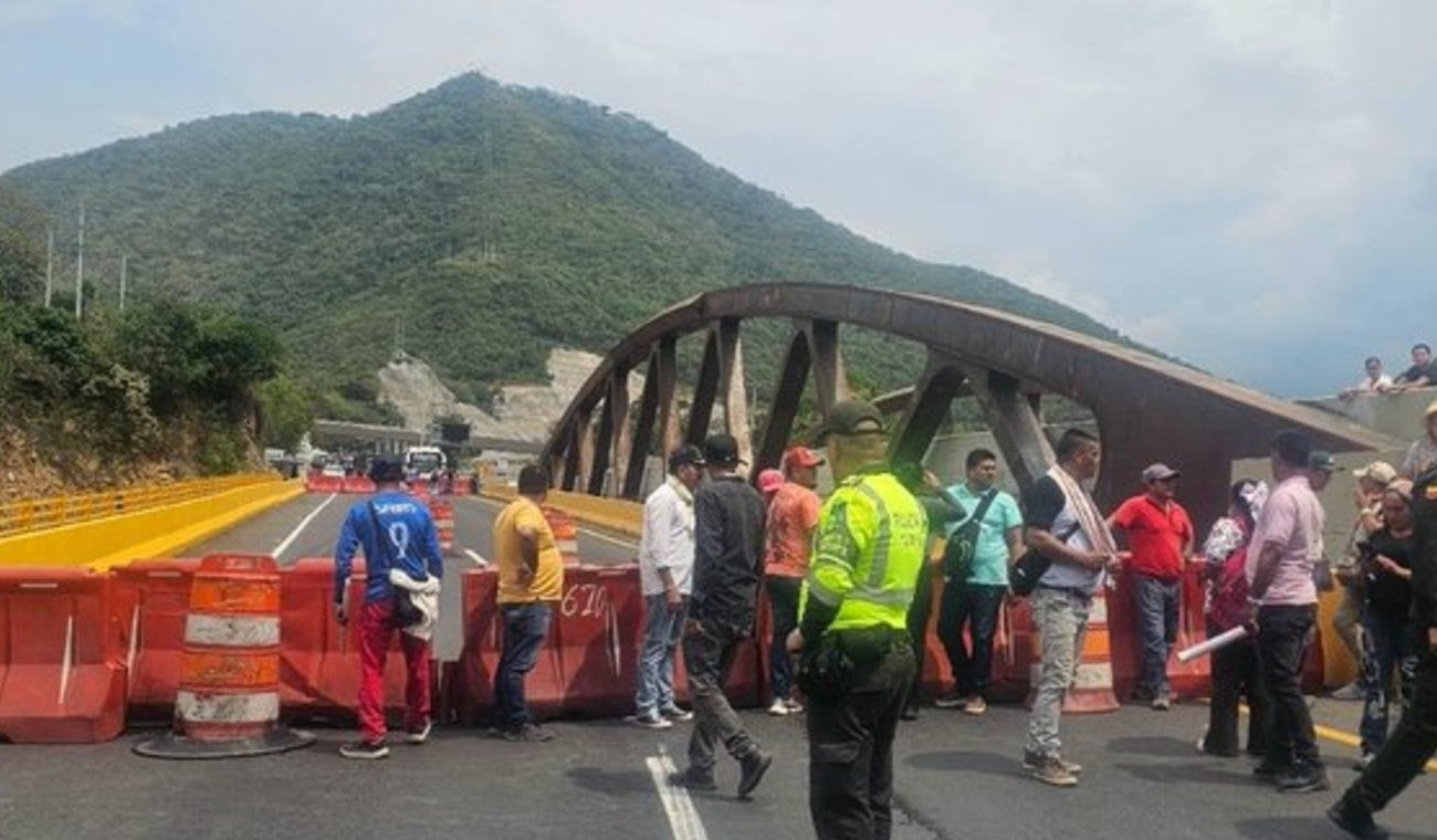 Colapsa la vía a Girardot: manifestantes impiden el paso y generan caos