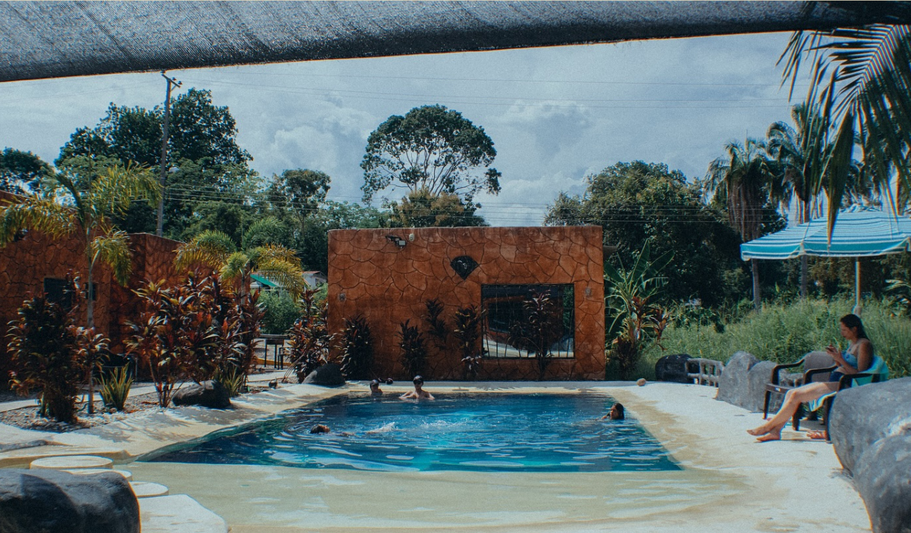 Arme parche fuera de Bogotá: Cabaña privada con piscina por solo $50.000