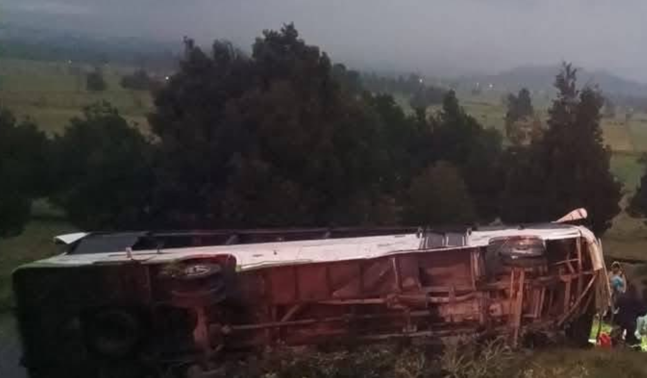 Grave accidente en carretera: bus volcado deja víctimas fatales y en estado crítico
