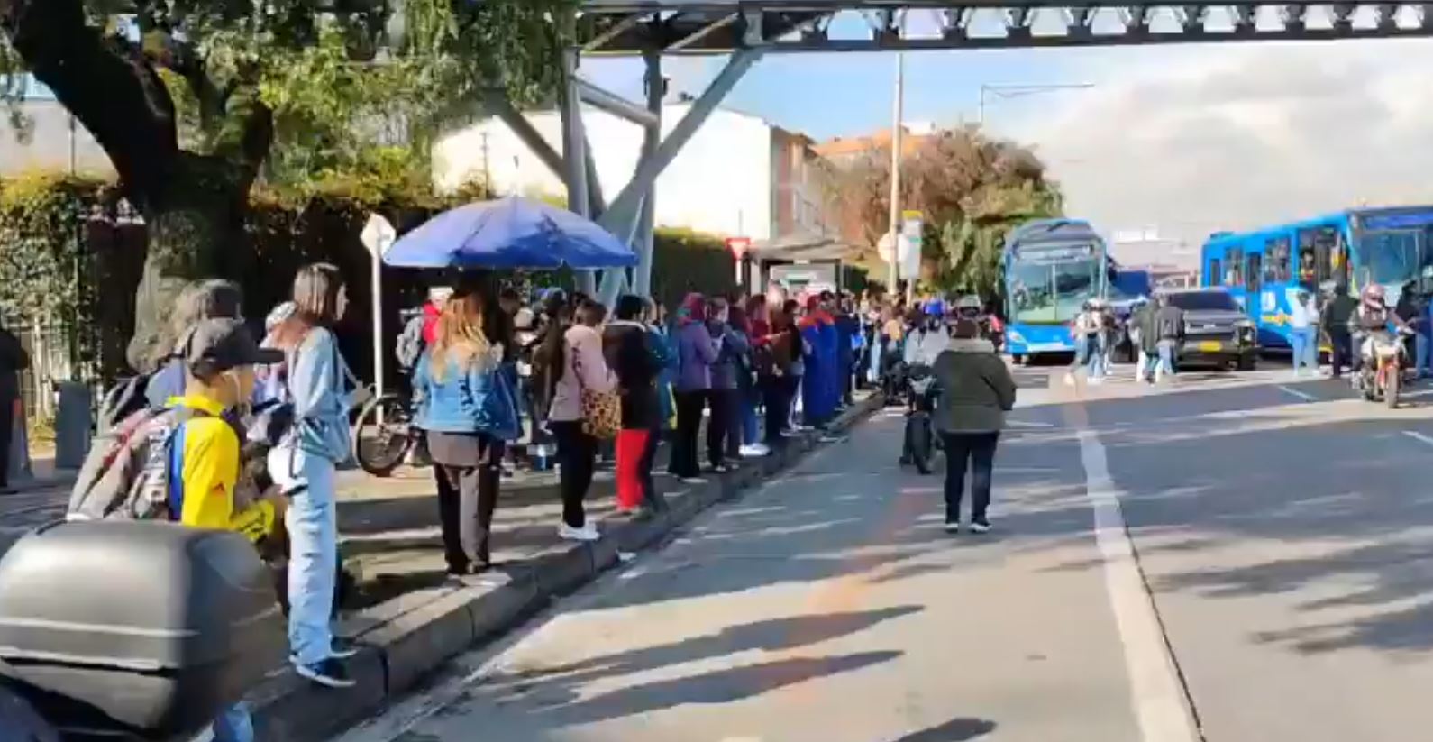 Manifestaciones en la carrera 30 tienen a usuarios de TransMilenio y conductores sufriendo