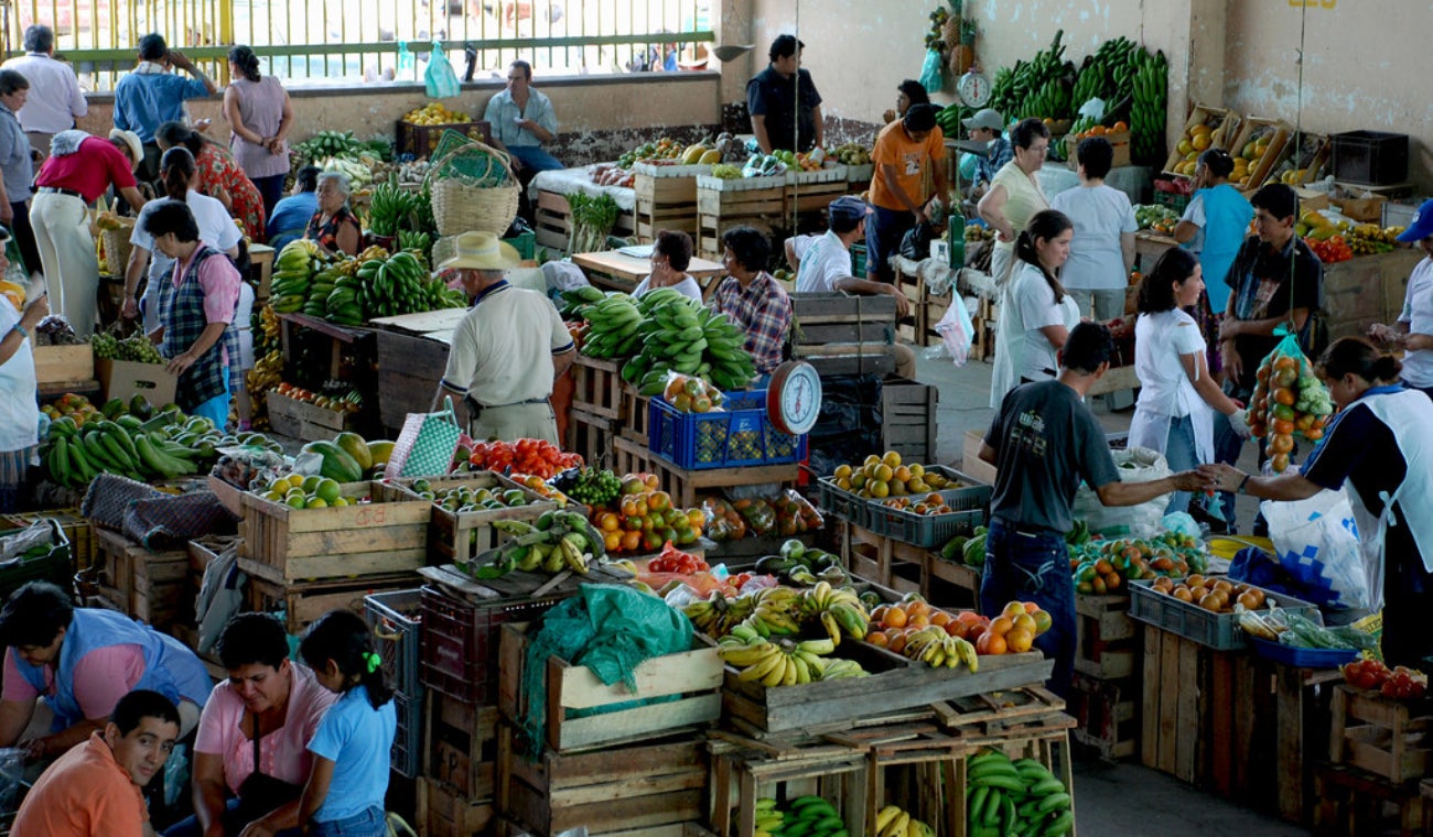 Plaza de mercado modernizada con espacios higiénicos.