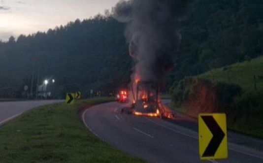Incendio en la vía Villeta - Bogotá l Febrero 2025