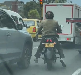 Motociclistas aplican peligrosa estrategia: Dejan a conductores sin un peso