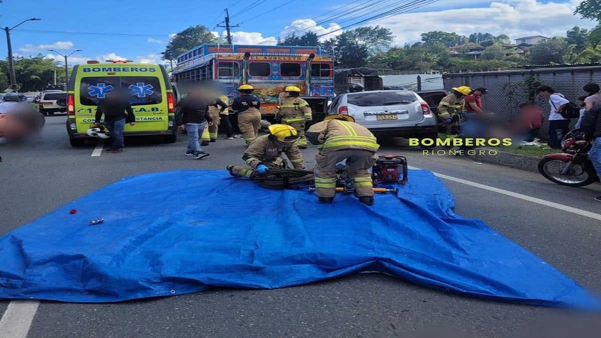 Una persona fallecida y cuatro heridos, dejó accidente de tránsito en la autopista Medellín - Bogotá.