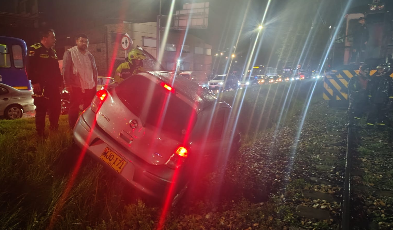 Tren se llevó a carro gris