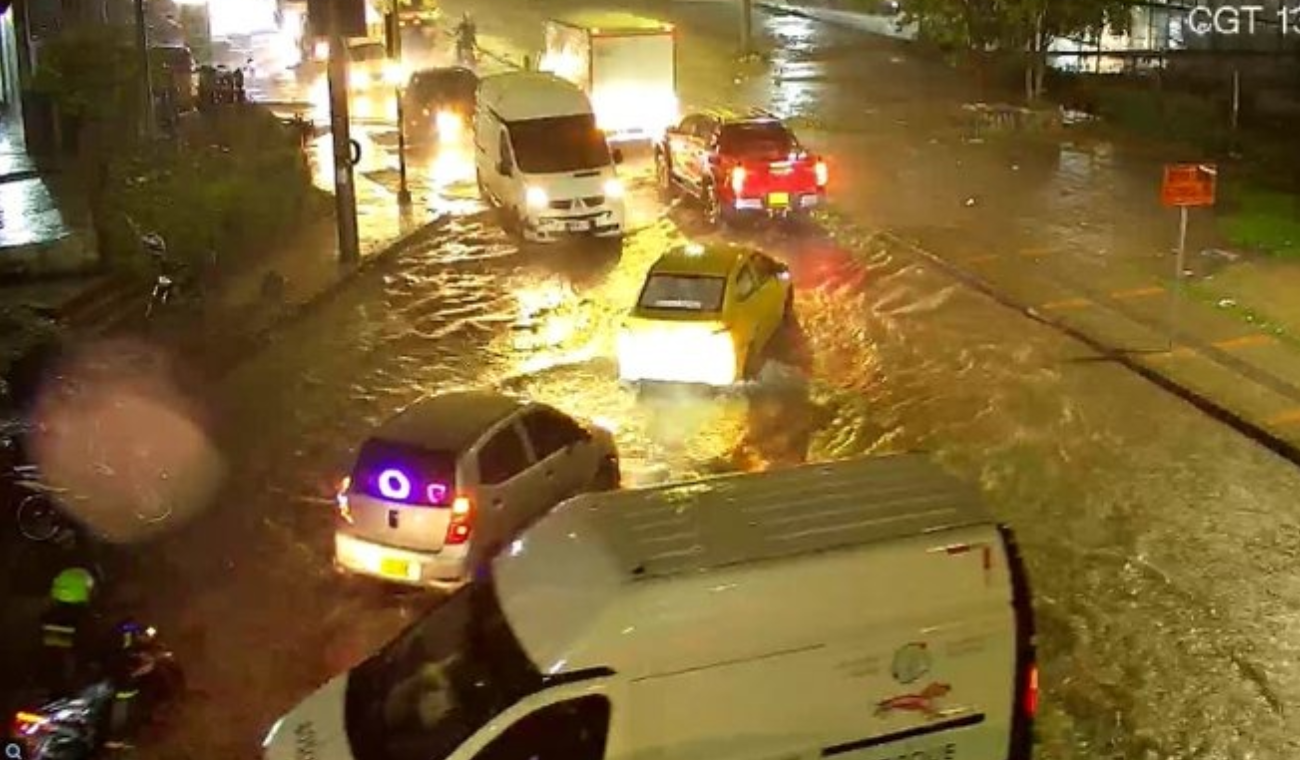 Caos en Bogotá: lluvias, inundaciones y accidentes tienen sufriendo a conductores