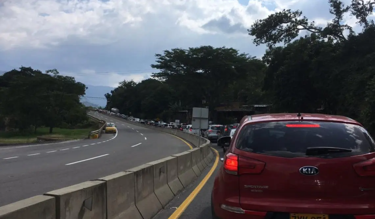 [Video] Impactante choque en la vía Bogotá - La Vega: colapsó el tráfico