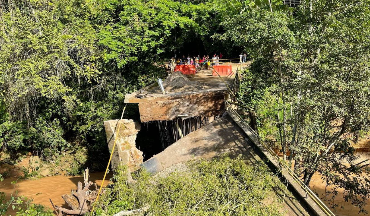 Impresionante avalancha tumbó puente en Cundinamarca: muchos quedaron incomunicados