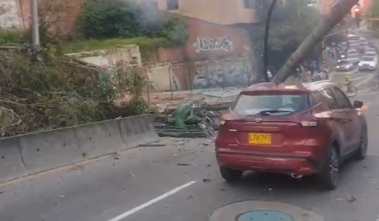 Caída de dos postes y un árbol afecta la movilidad