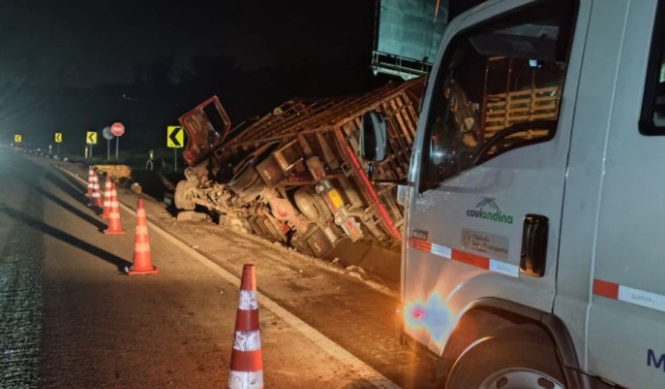 Volcamiento crea trancón en la Vía al llano.