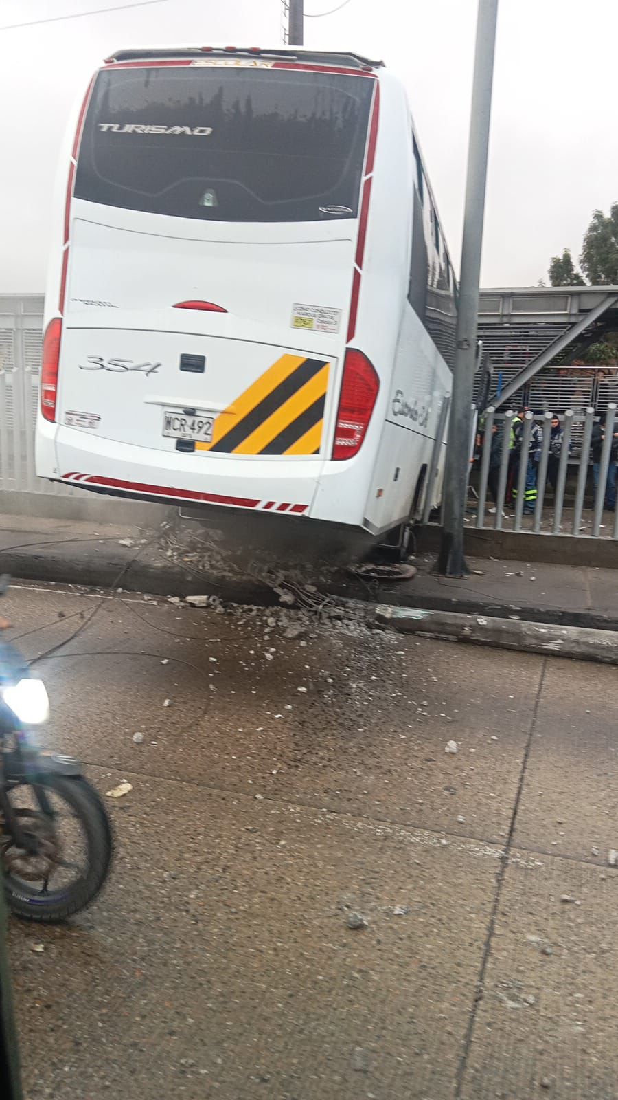 Bus invade carril exclusivo de TransMilenio