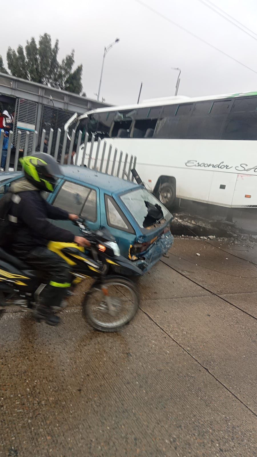 Bus invade carril exclusivo de TransMilenio