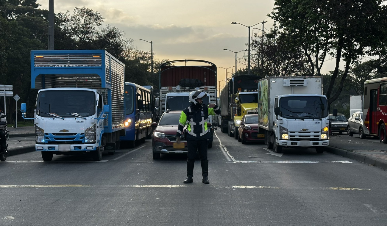 Salidas de Bogotá colapsadas: viajeros le madrugaron a trancones