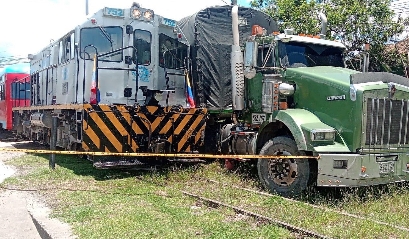 Se fue de mula: Tren de la Sabana choca en aparatoso accidente