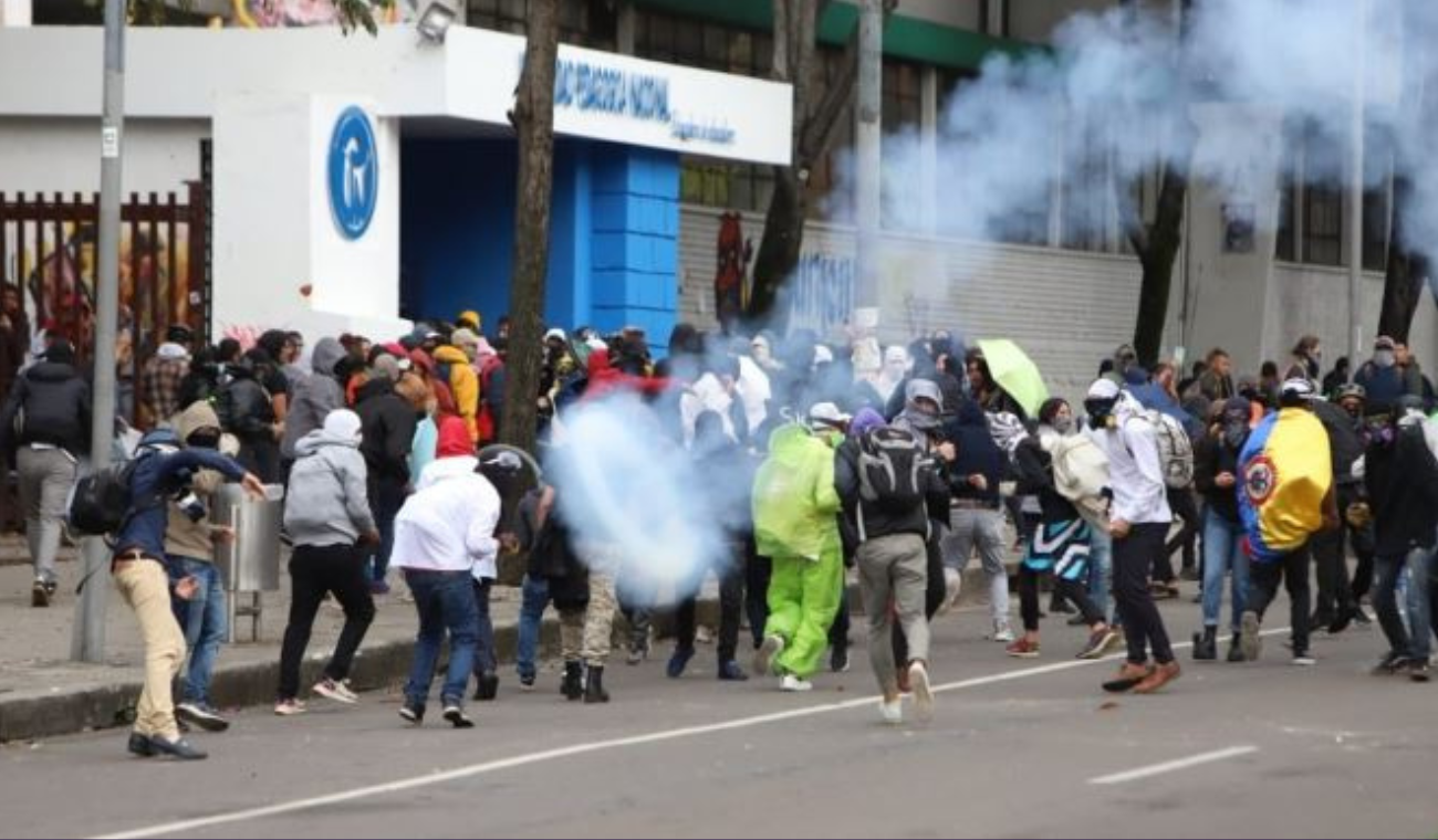 Encapuchados crean disturbios