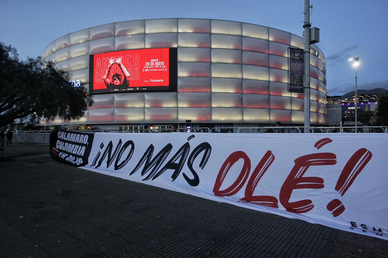 Protesta a las afueras del Movistar: Calamaro enfrenta rechazo en Bogotá