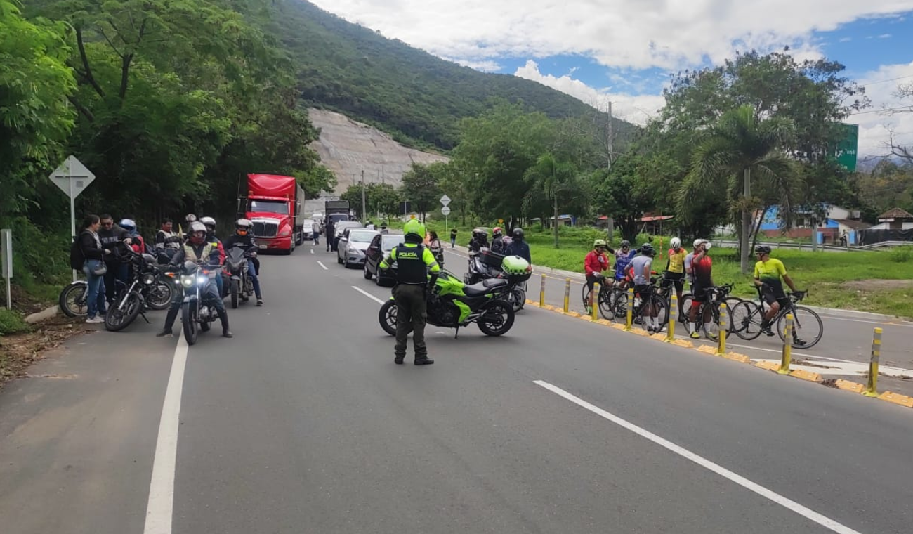 Cierre en vía Bogotá - Girardot preocupa a viajeros: les toca esperar en carretera