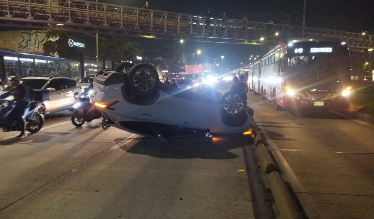 Grave accidente en Puente Aranda: carro 'patas arriba' causó trancón en la NQS